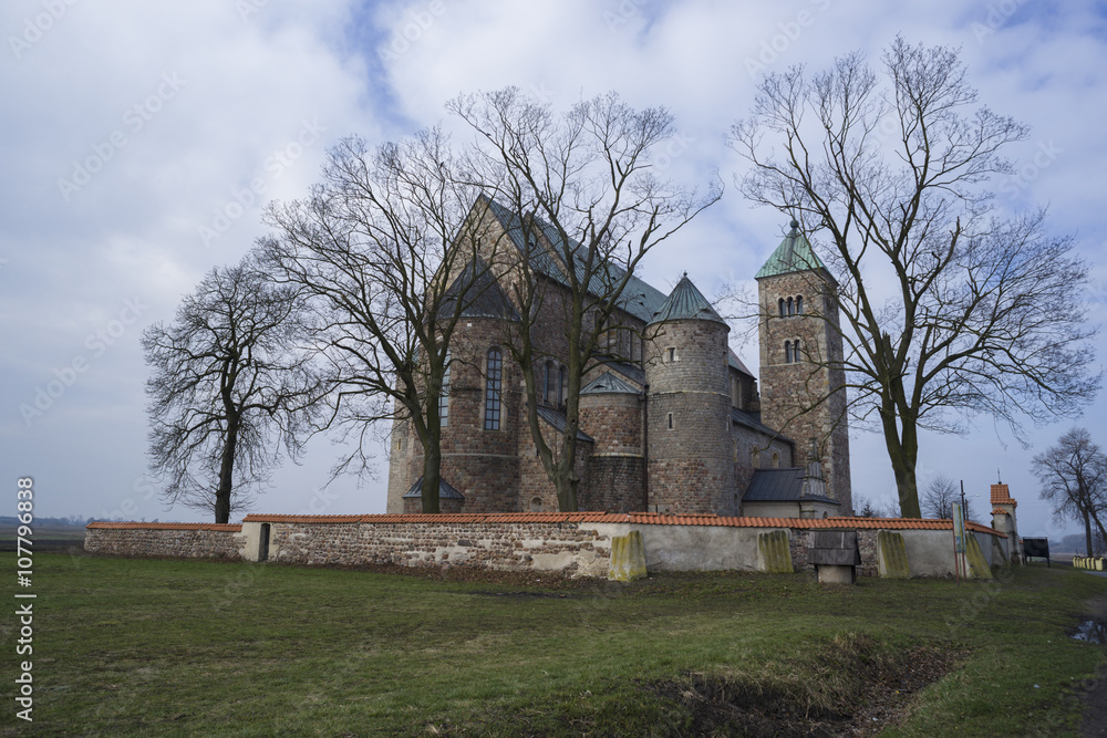 Kolegiata w Tumie, kościół romański