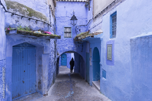 hermosas calles pintadas en azul de la ciudad de Chefchaouen en el norte de Marruecos