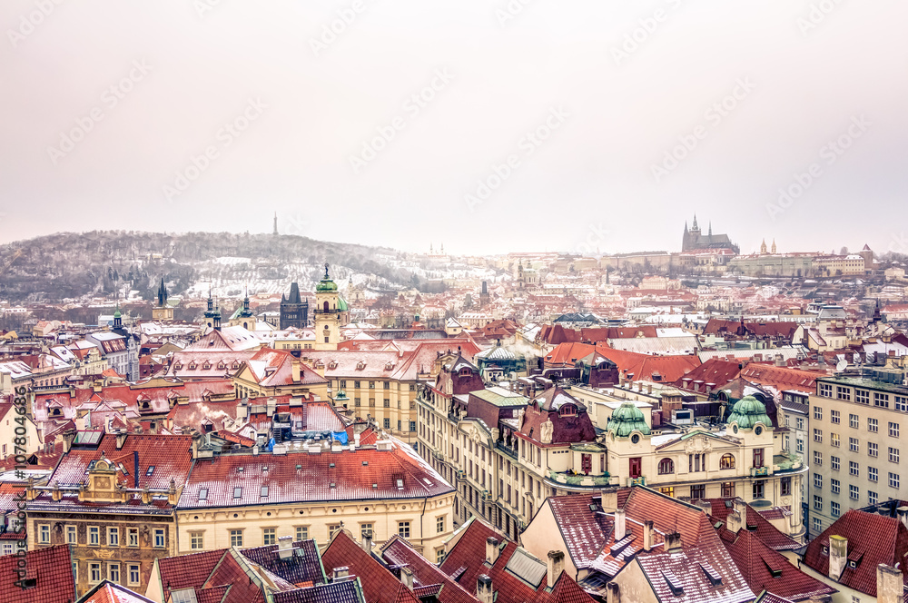 Luftaufnahme von der Altstadt in Prag im Winter