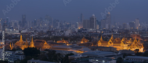 Grand palace and Wat phra keaw at night view in bangkok, Thailan © klapixs