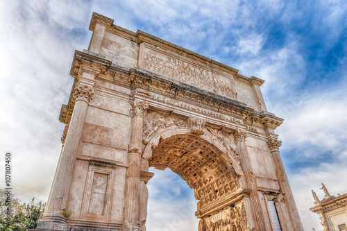 Photo The iconic Arch of Titus in the Roman Forum, Rome