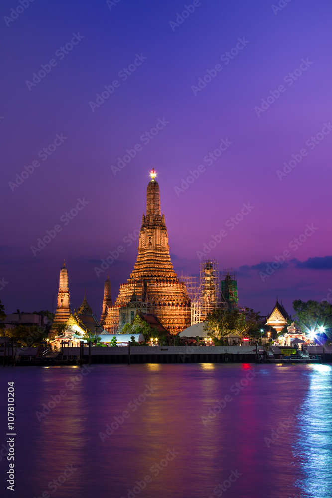 Atmosphere Wat Arun in night