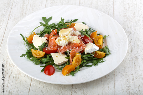 Salad with salmon, rucola and cheese