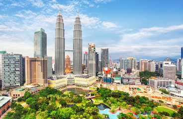 Tableau sur plexiglas Kuala Lumpur Skyline nocturne de Kuala Lumpur illuminée  © TTstudio