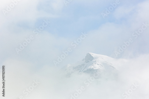 pic brouillard brume montagne sommet blanc nuance coton © shocky