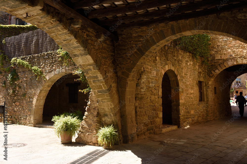 Obraz premium Street of Arch and l’Oli square of the village of Monells, Bai