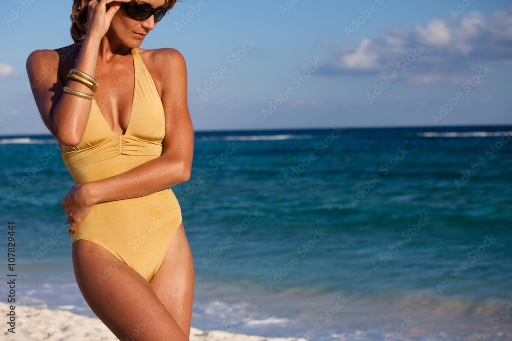 belle femme en maillot de bain doré sur la plage Stock Photo | Adobe Stock