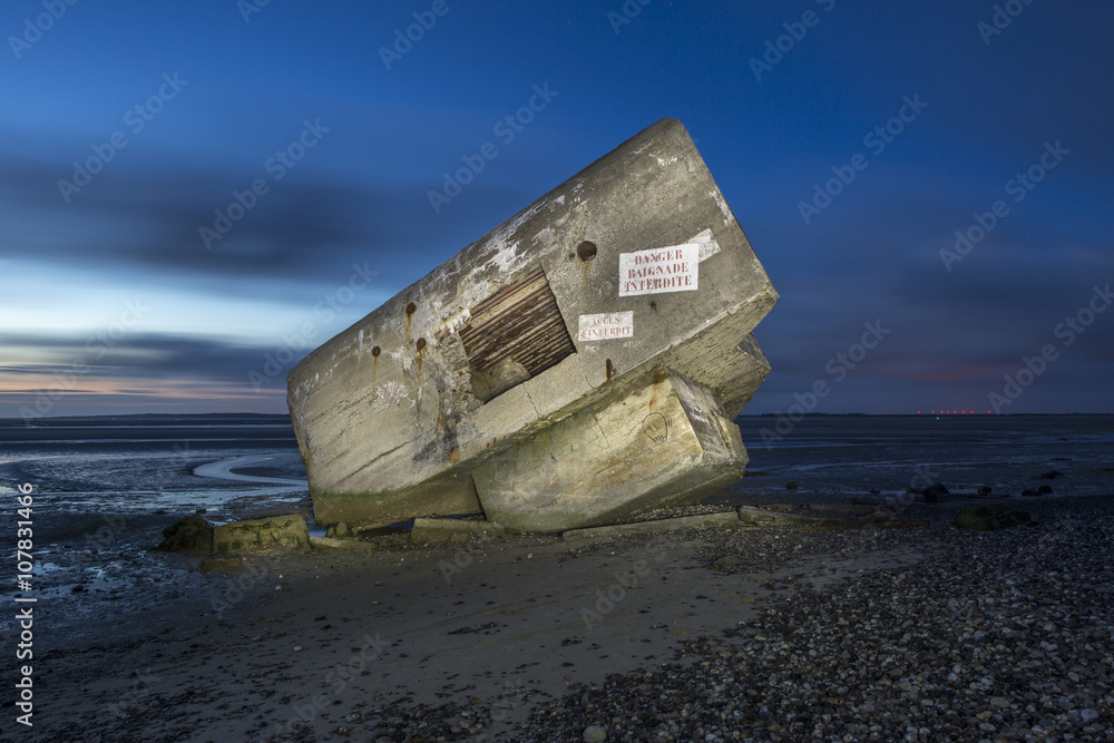Blockhaus en ruine au bord de la mer à La Pointe du Hourdel Blockhaus en ruine au bord de la mer à La Pointe du Hourdel