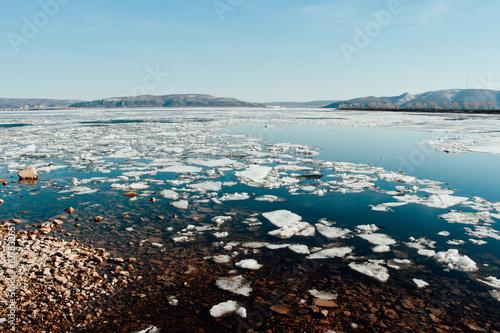 Таяние льда на реке Волга