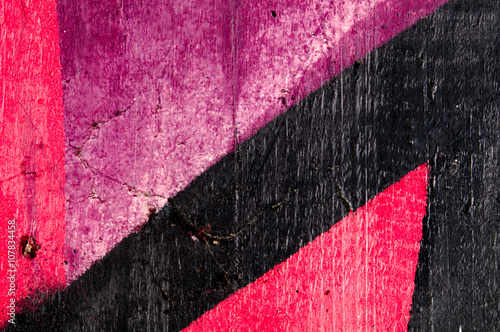 Ausschnitt aus einem Graffiti (Graffito) in violett, rot und schwarz