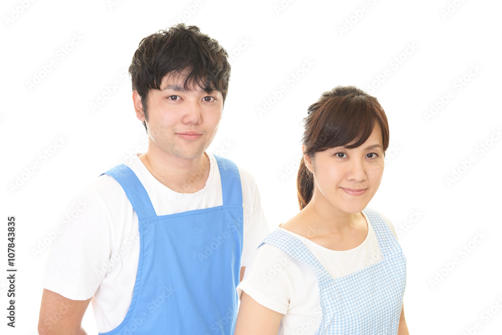 エプロンを着た男性と女性 エプロンを着た男性と女性