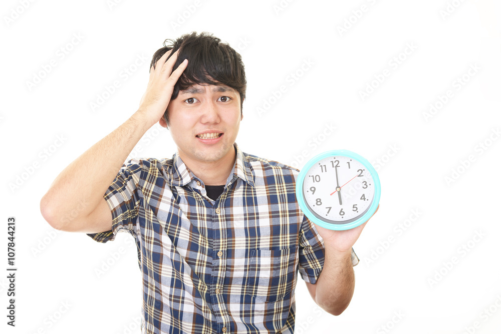 時計を持つ青年