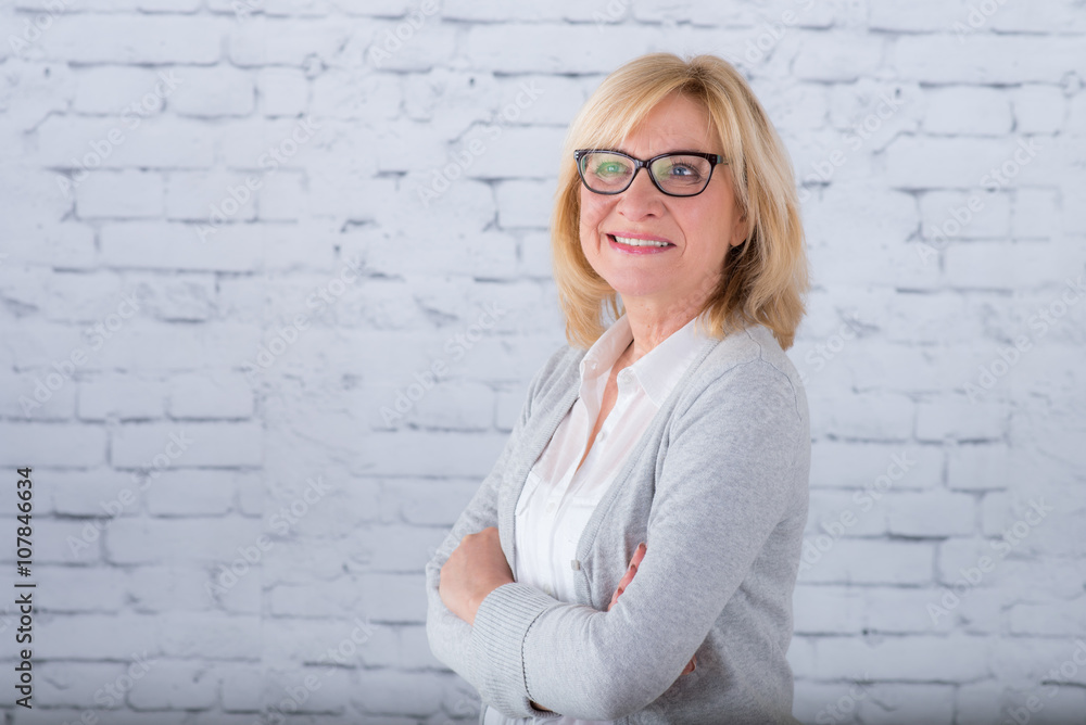 hübsche seniorin mit brille hübsche seniorin mit brille