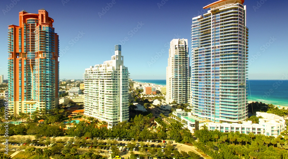 Obraz premium Miami Beach aerial view from South Pointe Park, Florida on a sun