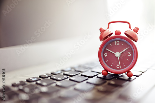 Foto Alarm clock on laptop
