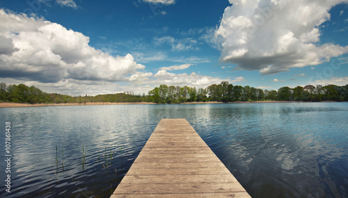 Fototapeta Naklejka Na Ścianę i Meble -  Badesteg aus Holz am Natursee, Sommer