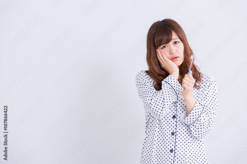歯が痛い女性 歯が痛い女性