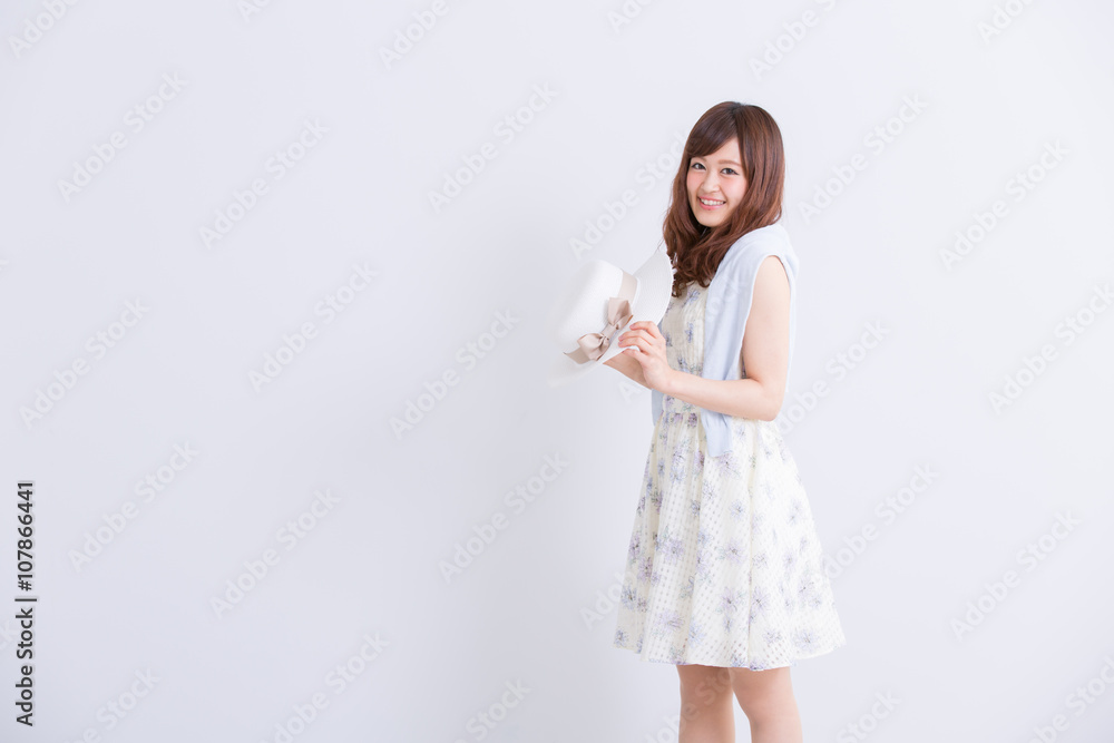 帽子を持ったワンピースの女性 帽子を持ったワンピースの女性