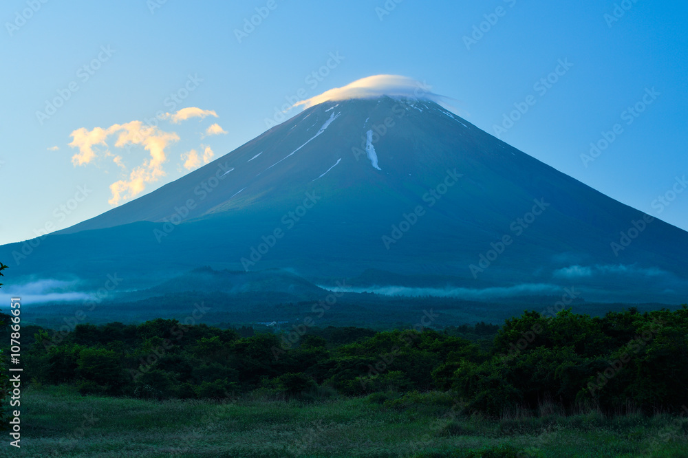 朝日をうける富士山と笠雲 朝日をうける富士山と笠雲