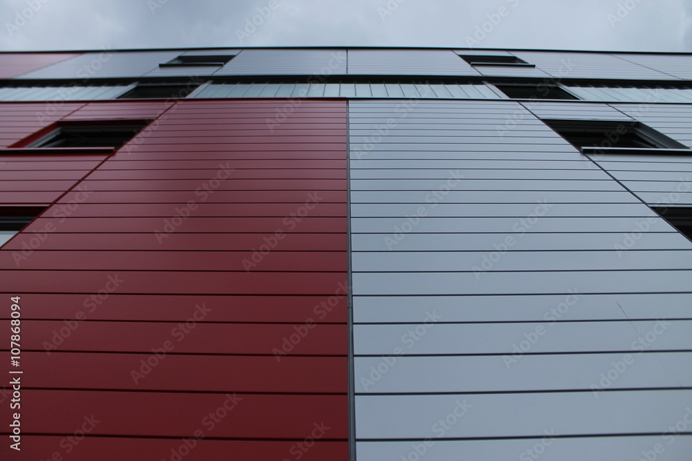 Obraz premium Gebäude mit senkrechten und waagrechten Linien von unten, Zentralperspektive, Statisch