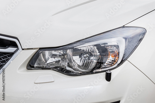 白い車のヘッドライト Head lamp