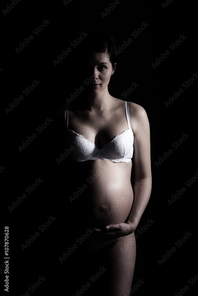 Frau mit Babybauch im Schatten Porträt
