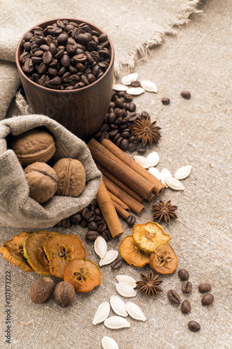Coffee beans, cinnamon, star anise, walnuts, nutmeg, dried fruit