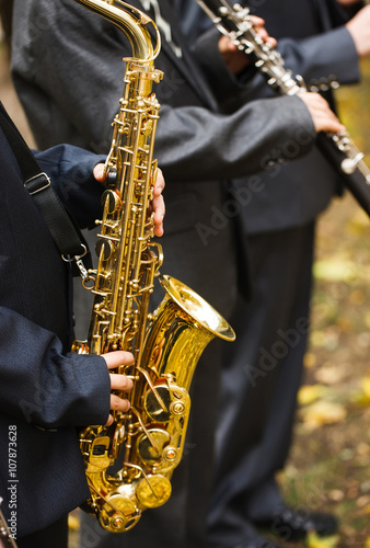 Photography group of musicians playing the saxophone.