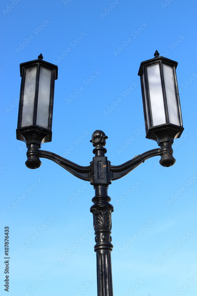 уличный фонарь на фоне синего неба