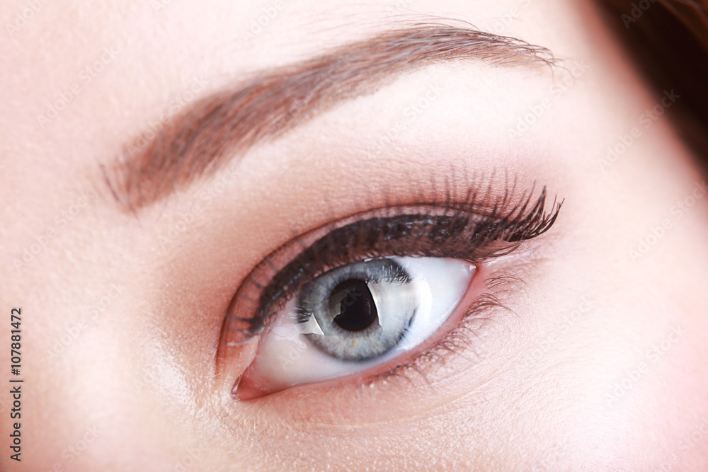 Obraz premium eye of the woman with natural make up