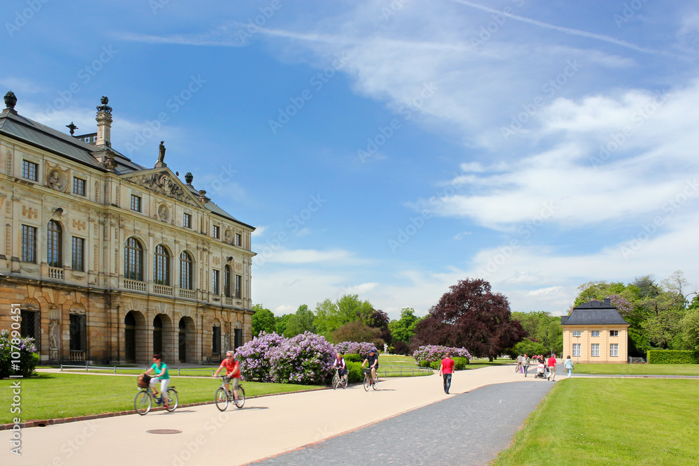 Großer Garten Dresden mit Palais im Frühling
