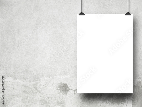 Fotografi Close-up of one blank frame hanged by clips against grey weathered wall backgrou
