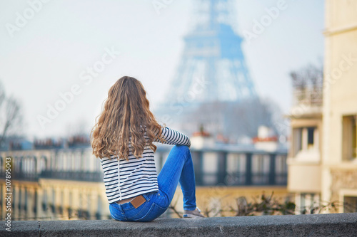 Photography Young girl near the Eiffel tower, in Paris