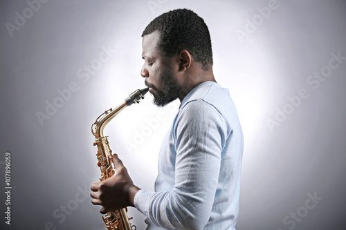 Canvas Print African American jazz musician playing the saxophone