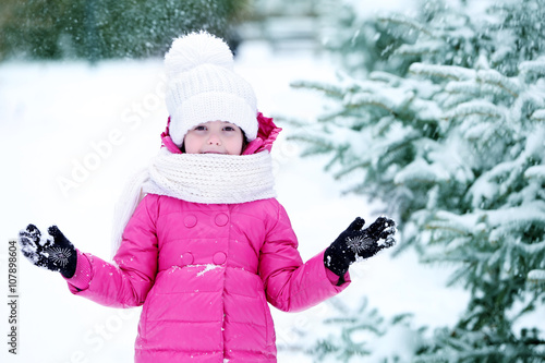 Little girl with winter clo...