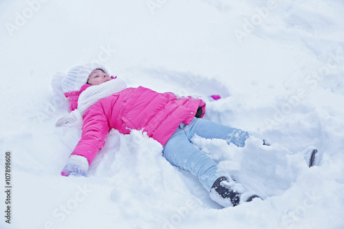 Little girl with winter clo...