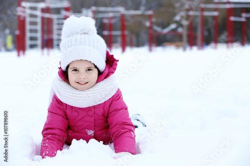 Little girl with winter clo...