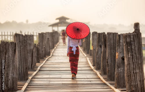 Dekoracja na wymiar  burmese-woman-holding-traditional-red-umbrella-and-walking-on-u-bein-bridge
