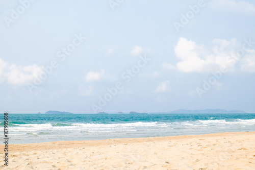Sea beach and blue sky background © mangpor2004