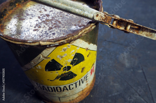 Foto Radioactive container