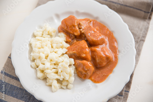 Gulasch mit Nockerl photo