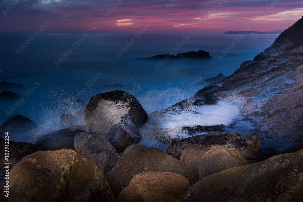 Obraz premium Wave crashing on rocks creates large spray