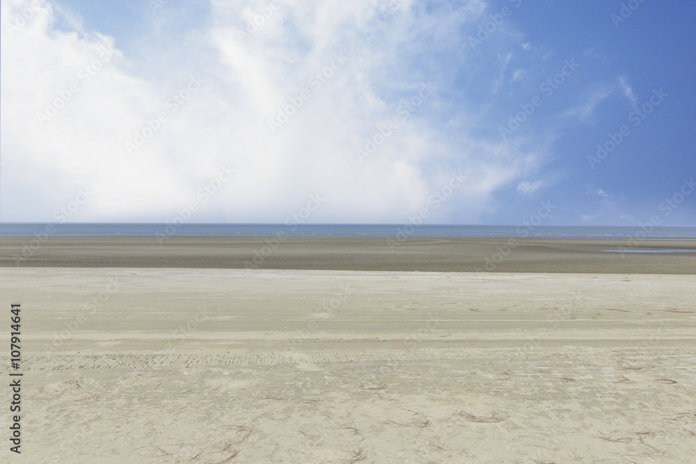 Obraz premium Sand, sea, sky, beautiful place to relax on vacation.