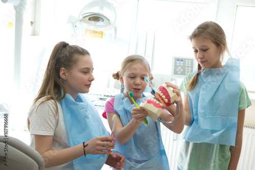 Obraz na płótnie girls learning about dental hygiene. Dental hygiene
w salonie