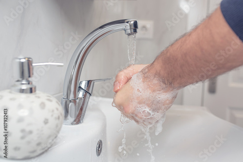 Fotografia Man washing his hands