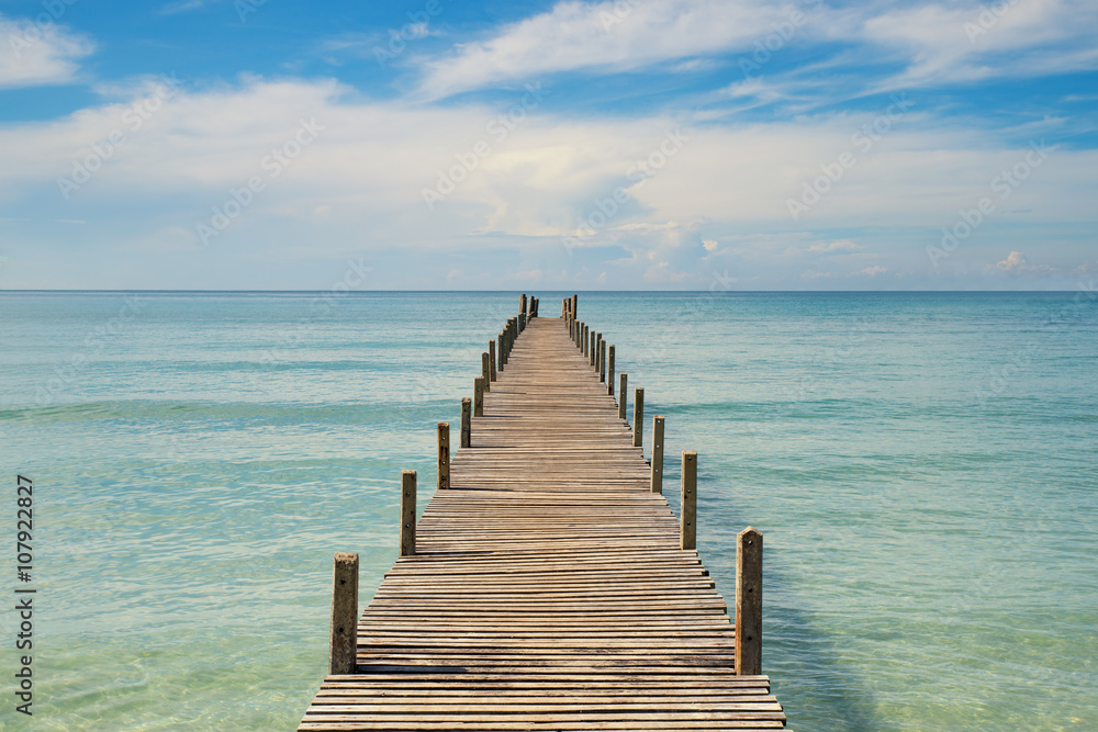 Obraz premium Summer, Travel, Vacation and Holiday concept - Wooden pier in Ph
