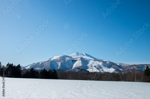 残雪の北海道のニセコアンヌプリ山 © oonoteruaki