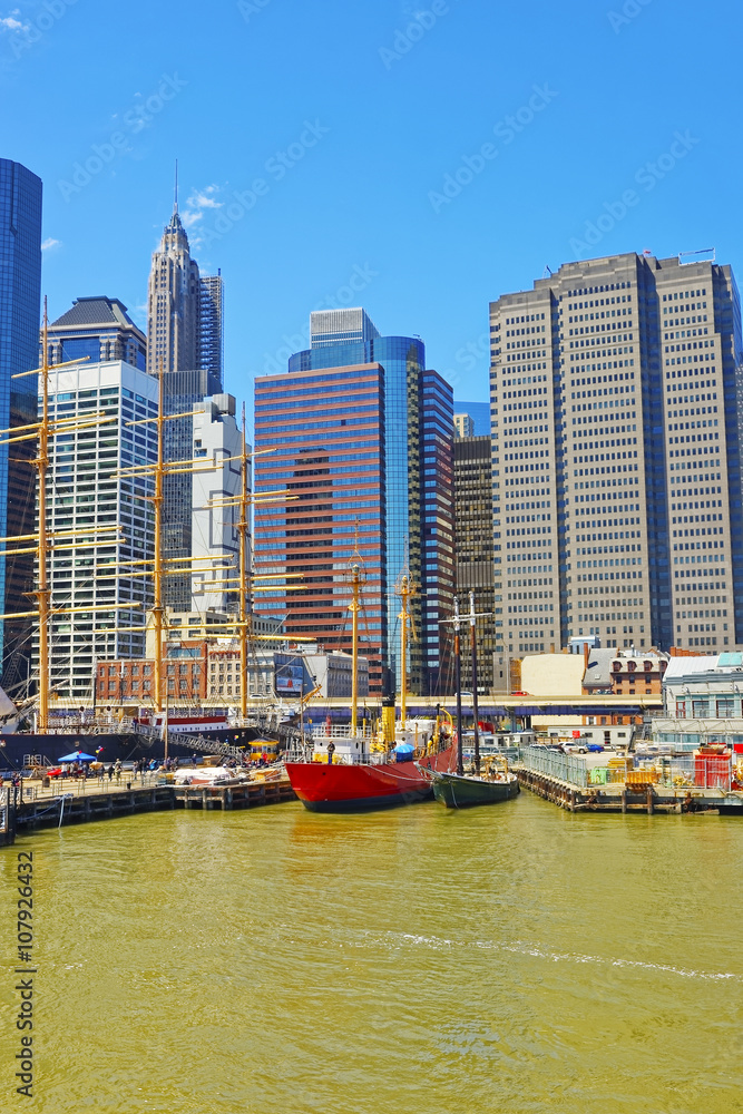 Fototapeta premium Ships in harbor of South Street Seaport