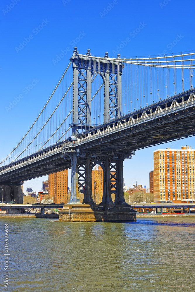 Obraz premium View on Manhattan bridge over East River