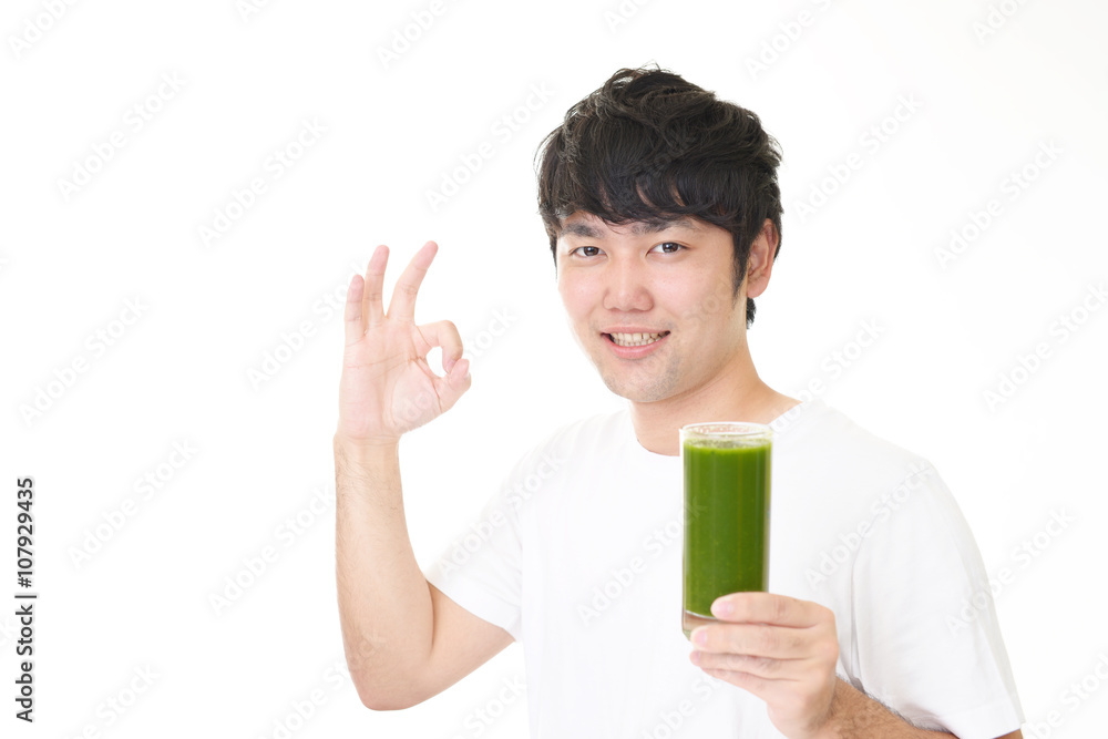 野菜ジュースを持つ男性